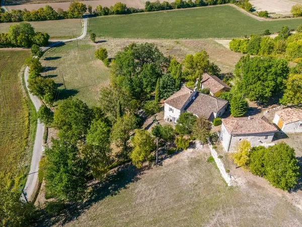 Maison de campagne avec dépendances