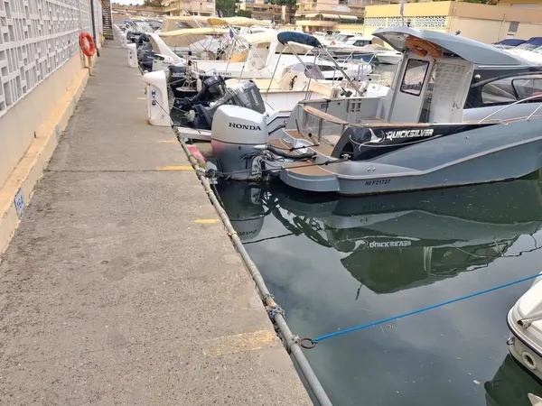 de place de port ? 8,5 m × 3 m