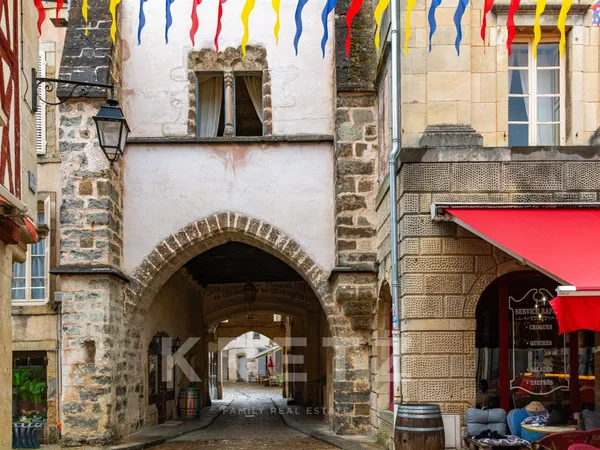 SEMUR -EN-AUXOIS -Demeure historique d'exception édifiée sur une Porte des remparts du XIVe siècle