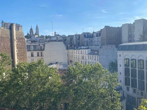 T4 meublé lumineux rénové 5è Etage vue Sacré Coeur