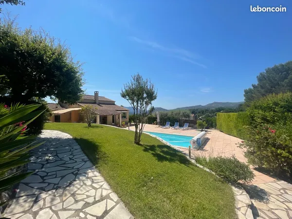 Ensemble immobilier d'exception avec 3 logements sur 2 500 m² de terrain
