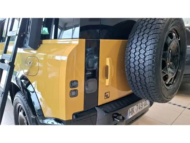 Land Rover Defender 110 p300e awd auto — photo 16