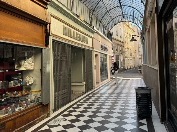 MULHOUSE CENTRE - LOCAL COMMERCIAL 218 m² SUR 2 NIVEAUX - SANS DROIT D'ENTRÉE