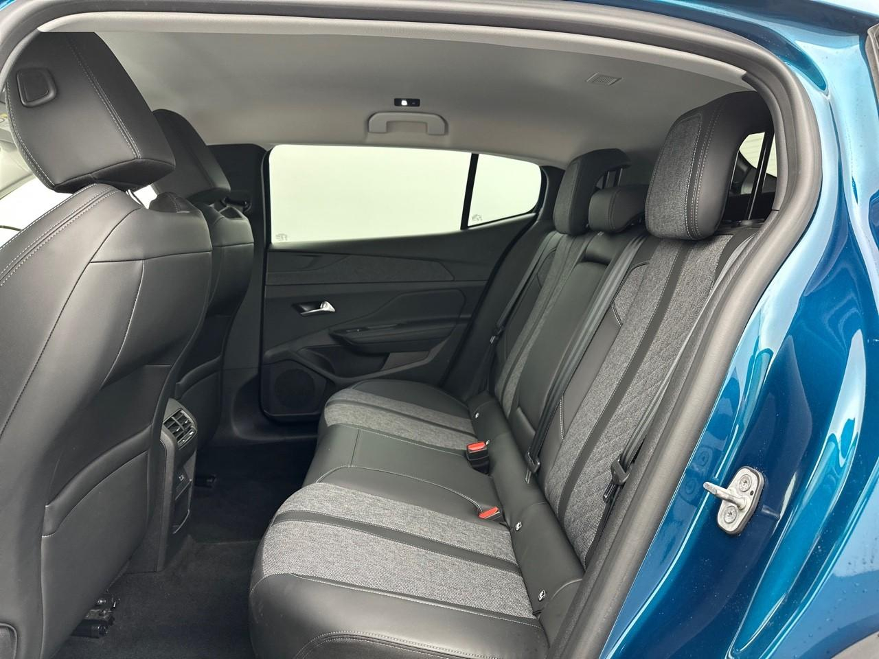 Peugeot 408 phev 180 e-eat8 allure pack — photo 12
