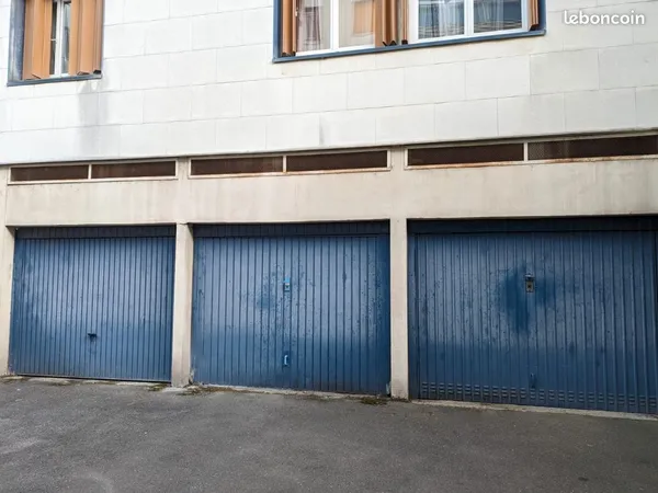 Grand box à louer à Créteil