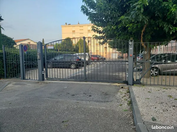 Appartement entièrement rénové avec balcon et garage