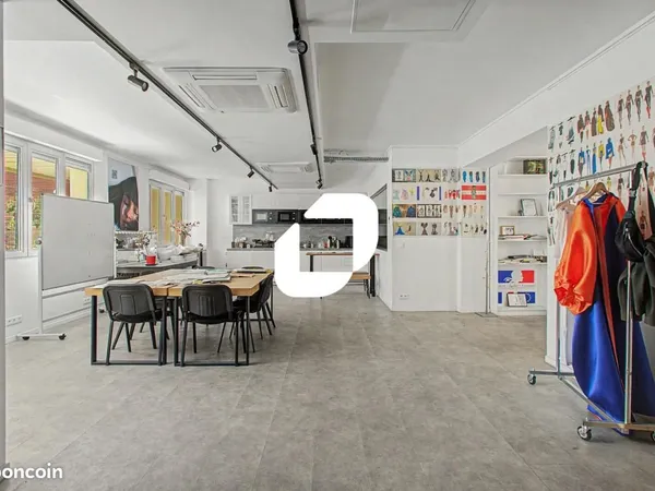 Bureau 585 m²