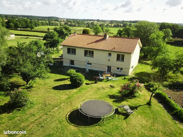 Maison familiale de 200 m² avec 1 hectare de terrain - Faye-l'Abbesse
