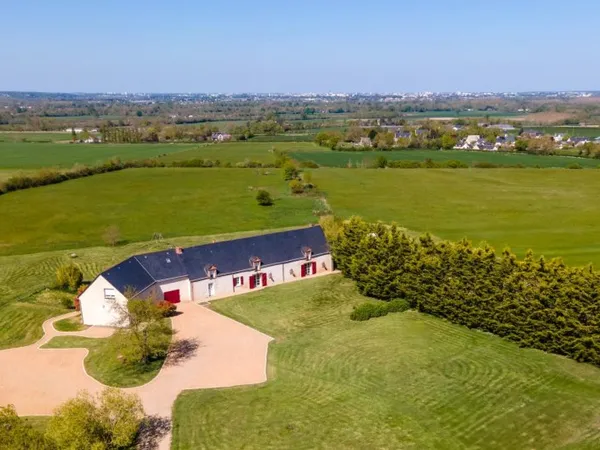 Ensemble immobilier - LONGERE rénovée avec 3 appartements indépendants et piscine intérieure
