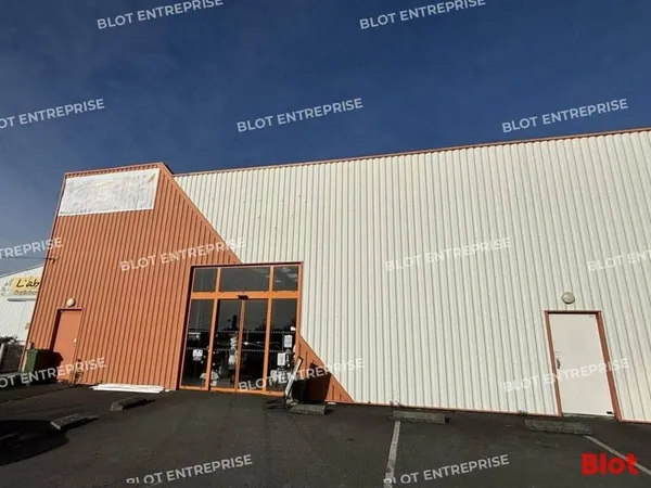 Entrepôt 709 m²