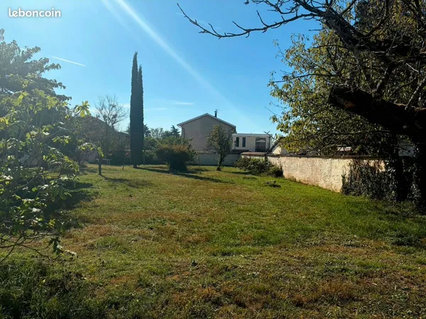 Genas/Azieu beau terrain arboré et clos