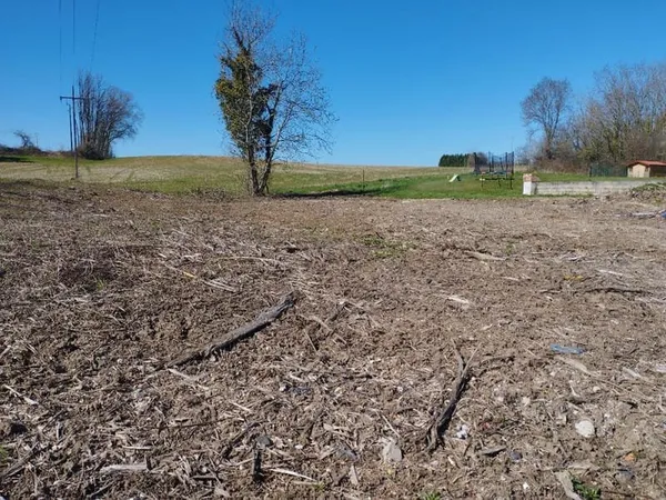 Terrain constructible de 1100m2 à Bletterans