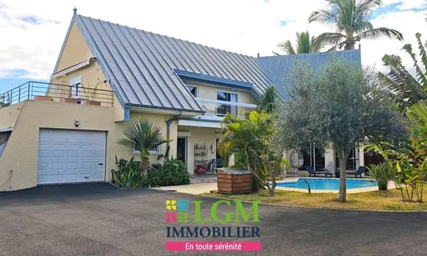 Grande villa avec piscine sur magnifique terrain paysager à l'entrée de St-Gilles les hauts