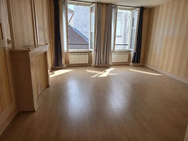 BELLE MAISON DE BOURG AVEC GARAGES ET JARDIN