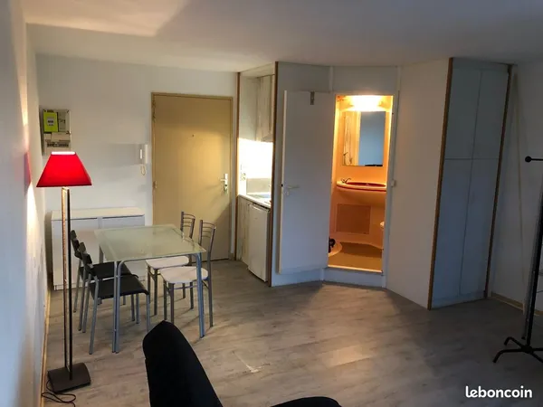 CHAMBERY Centre - beau STUDIO MEUBLE de 25 m2