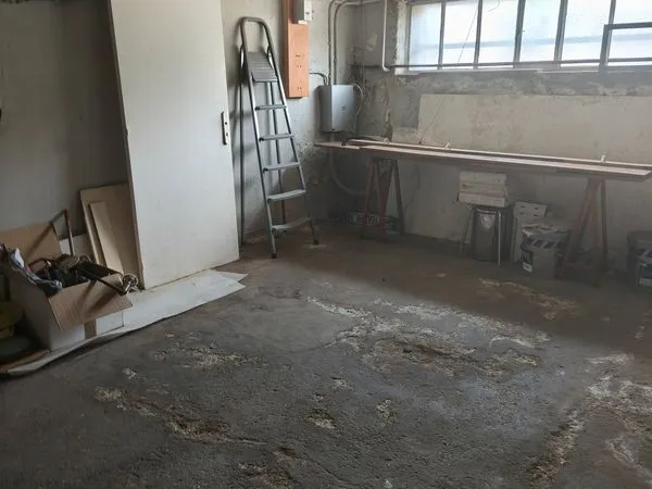 Maison avec 78 m² d'espaces annexes - Un potentiel rare pour le stockage