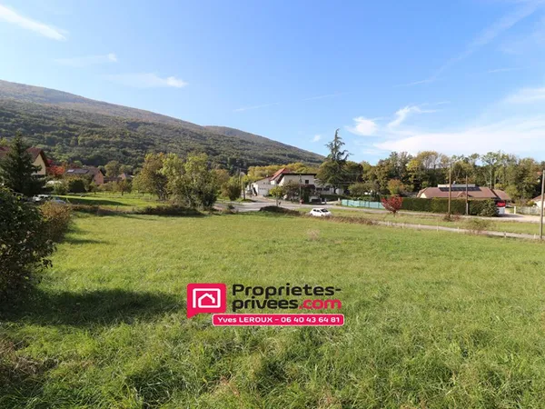 Grand terrain plat libre constructeur au calme à Corbonod