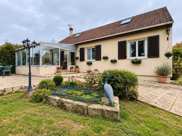 Vie de plain-pied, beaux volumes et dépendance sur un terrain arboré de 2 140 m²