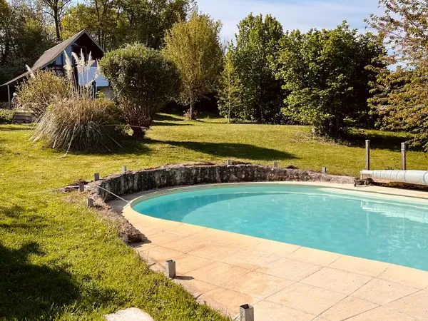 Maison de campagne avec piscine, gîte et vue vallée