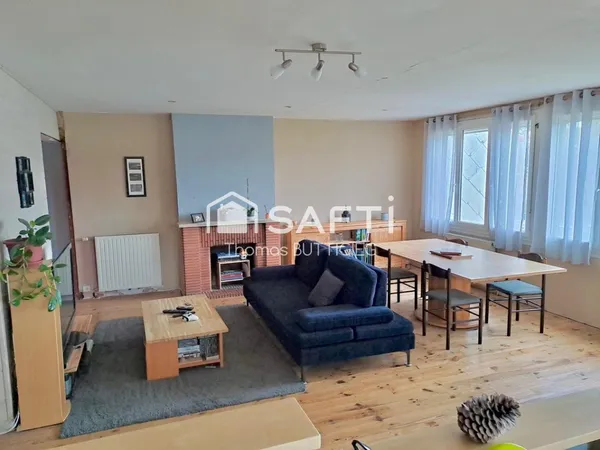 Maison spacieuse avec studio acoustique, garage et jardin.