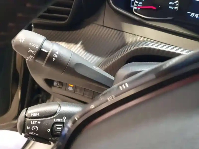 Peugeot 208 puretech 100 s&amp;s bvm6 — photo 9