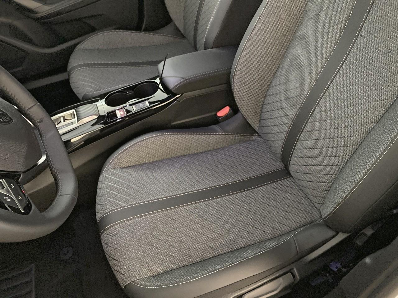 Peugeot 2008 hybrid 145 ch e-dcs6 allure — photo 9