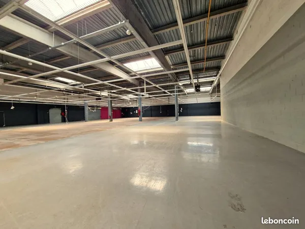 Local commerciale de 1 500 m² A LOUER