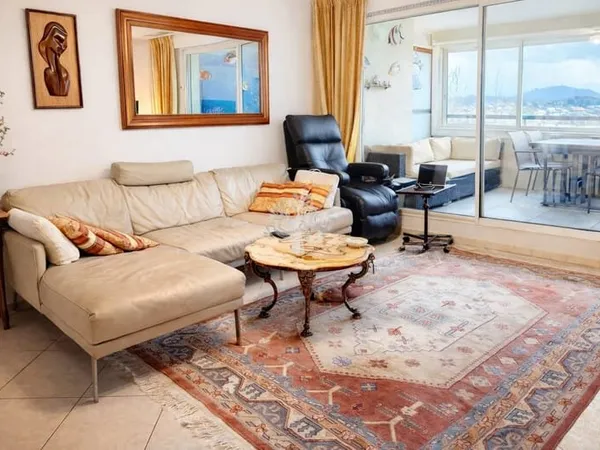 A VENDRE SANARY SUR MER VIAGER 1 TETE 88 ANS DANS UN IMMEUBL