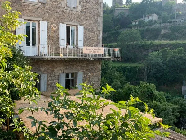 Maison de caractère 151 m² + 60 m² aménageables - jardin - Centre de Lamastre