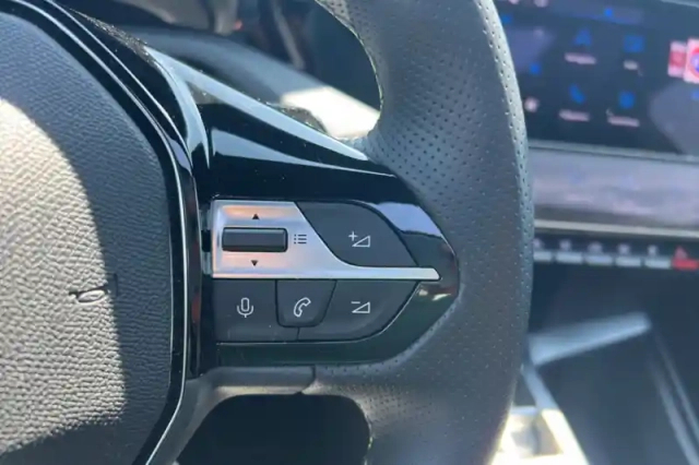 Peugeot 308 phev 180 e-eat8 — photo 17