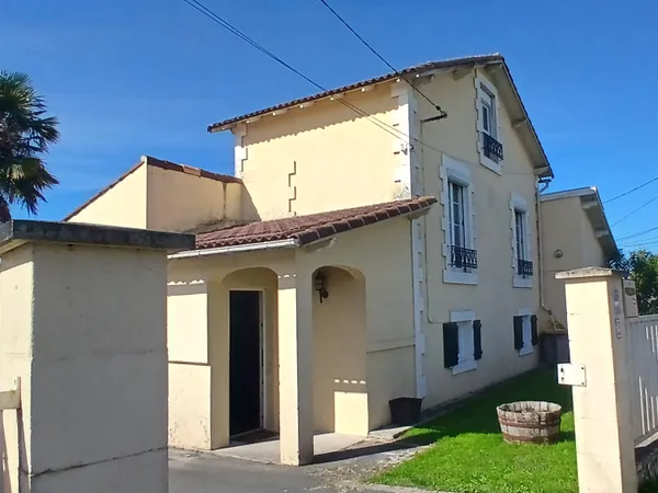 SAUJON-MAISON 167m² avec garage ,véranda et piscine sur 720m²