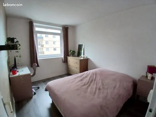 Chambre meublée