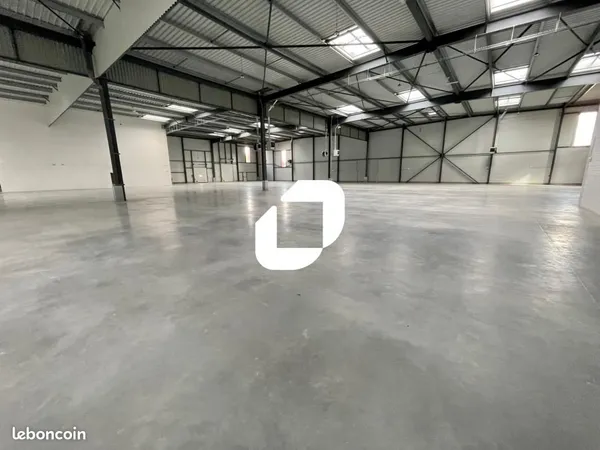 Local d'activité 3 925 m²