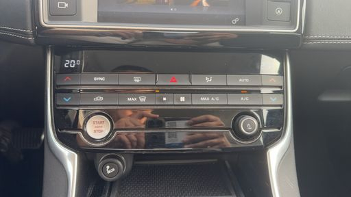 Jaguar XE 3.0 SC V6 340 BVA - S – 2016 – 62831 km – Essence – Boîte Automatique — photo 12