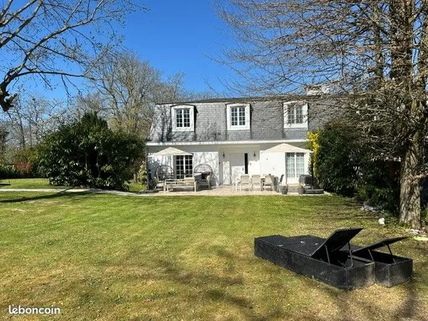 Propriété 260m² dans un parc (proche LFA & MLK)