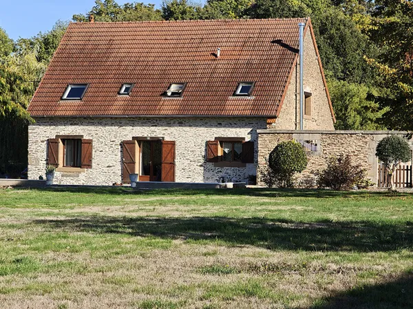 INDRE - Superbe grange rénovée, vaste espace de vie ouvert, jardins et jacuzzi.
