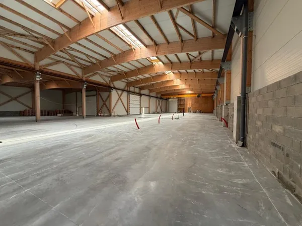 Local industriel 2460 m²