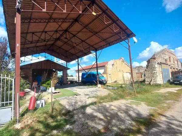 Maison avec hangar