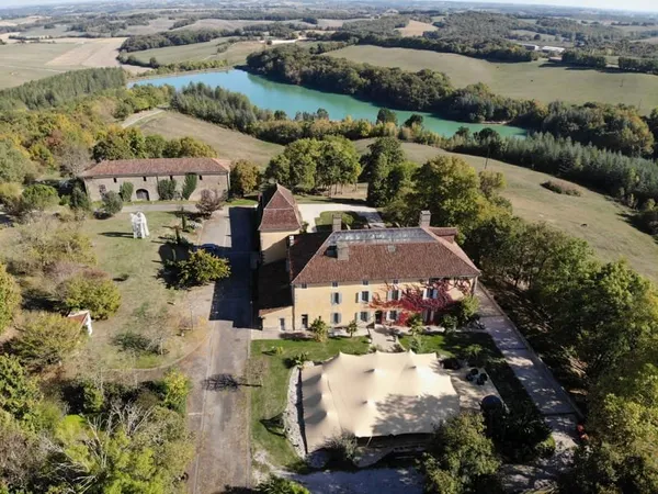 Maison 35 pièces 1600 m²