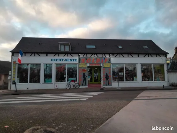PROPRIETE de 740 m² av. 210m² de surface de vente et appartement de 140 m² + terrain 954 m²