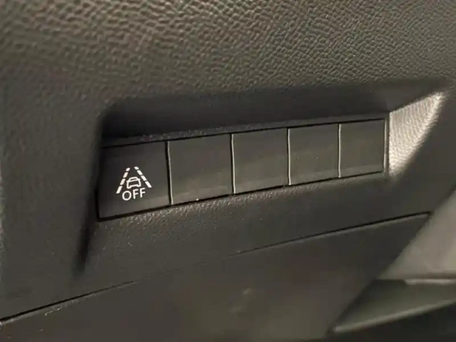 Peugeot 208 e- 136ch allure — photo 10