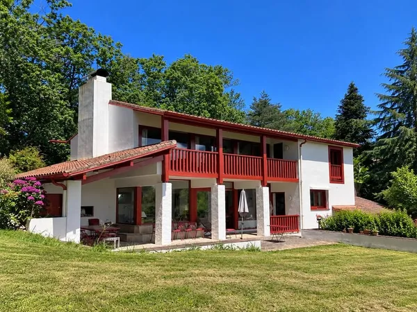ST JEAN DE LUZ CHANTACO - VILLA T6 AVEC PISCINE