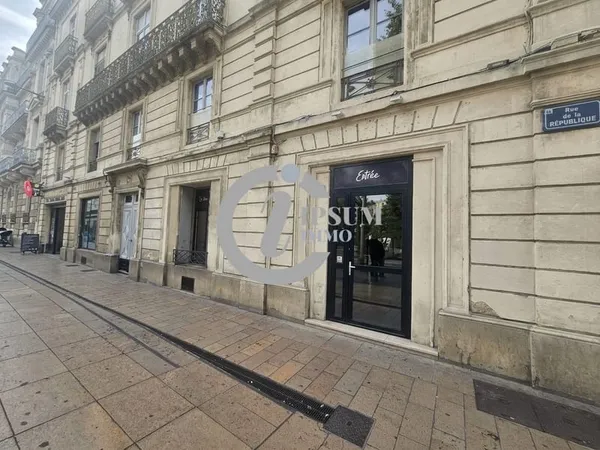Idéalement situé, à vendre mur avec cour, idéal pour profess