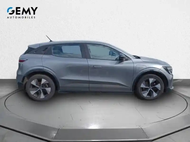 Renault Megane e-tech ev40 130ch standard charge — photo 4