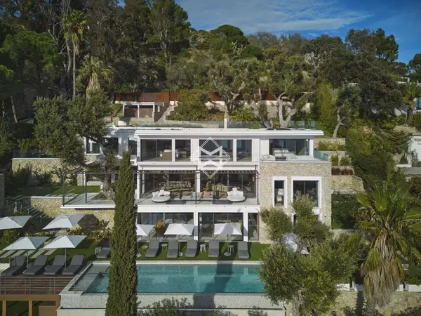 Villa 9 pièces 830 m²
