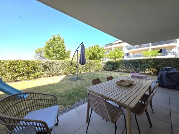 APPARTEMENT - REZ DE JARDIN -  2 chambres - jardin  - parking