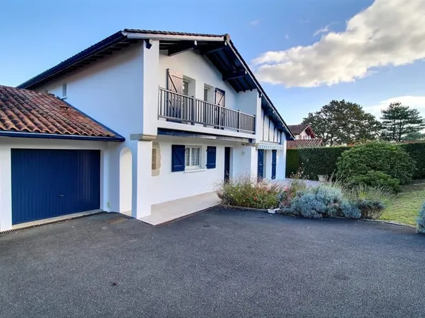 Maison familiale de 174 m² avec vue dégagée sur le golf de Bassussarry