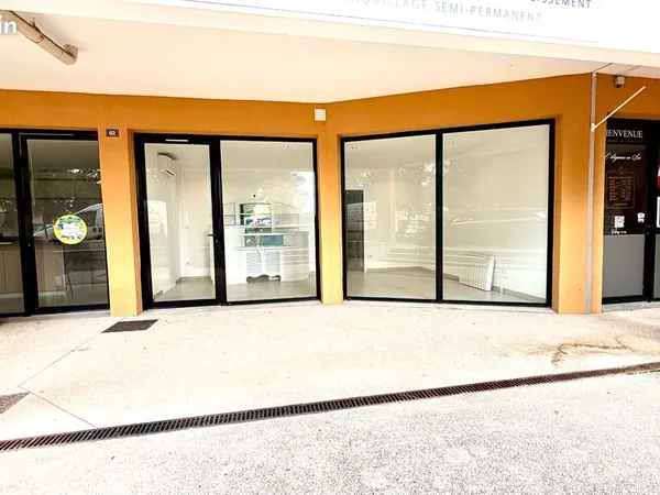 Local commercial 34 m² ENTRAIGUES SUR LA SORGUE