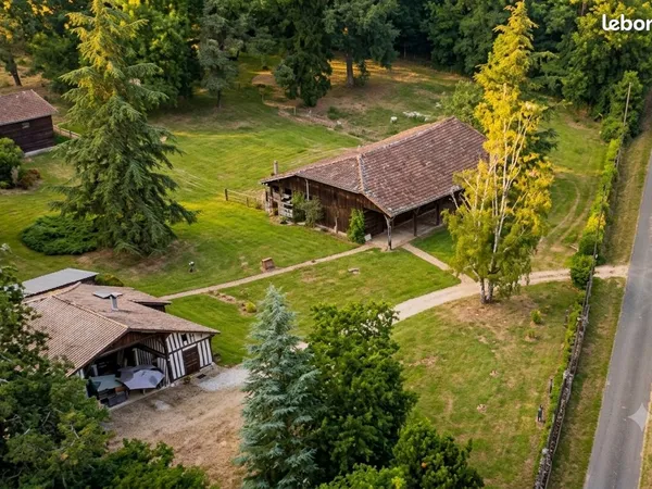 Ferme landaise avec piscine , airial et grange