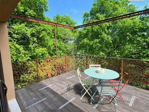 Maison écologique, environnement arboré et silencieux, vue dégagée